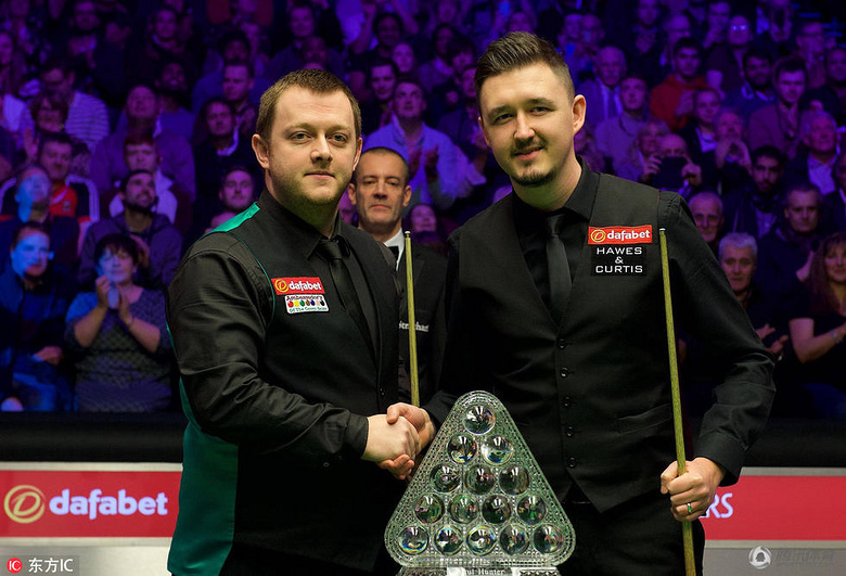 换新发型了？塔图姆“地垄沟”造型亮相比尔婚礼现场